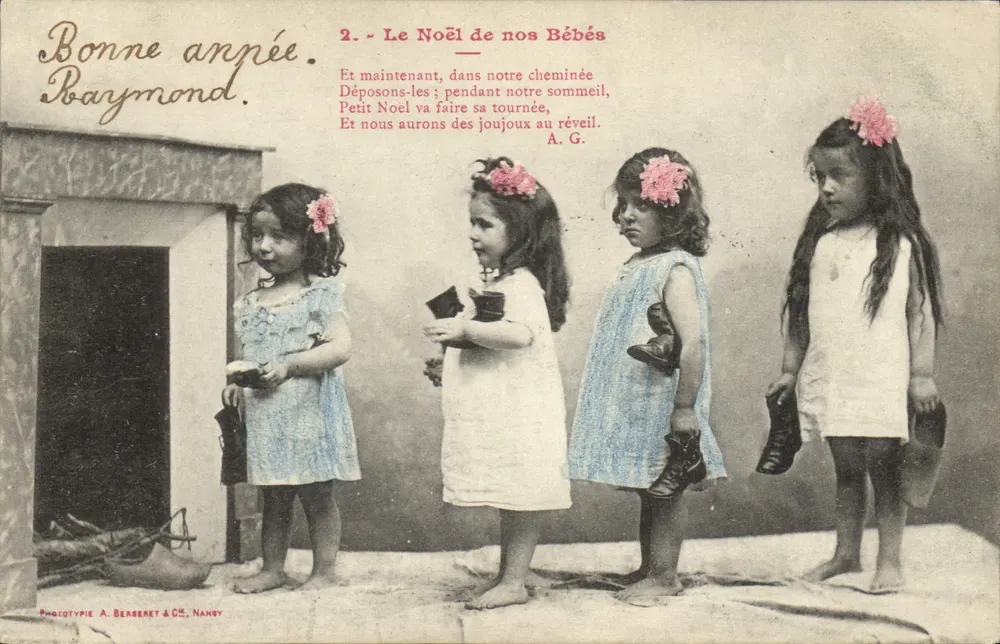 Vier kleine Mädchen neben einem Kamin — Weihnachten für unsere Babys — Phototypie A. Bergeret & Cie, Nancy - Vorderseite