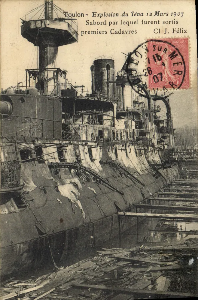 Toulon - Explosion du Iéna 12 Mars 1907 — Sabord par lequel furent sortis les premiers Cadavres — Ci J. Félix - Recto