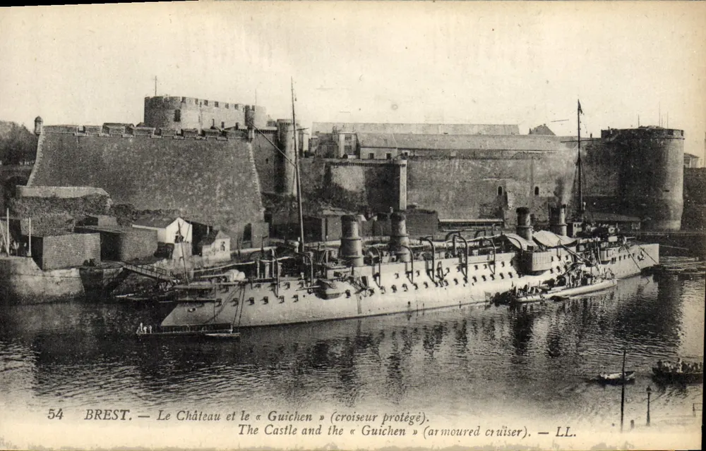 Brest — Das Schloss und das « Guichen » (geschützter Kreuzer) — LL. n°54 - Vorderseite