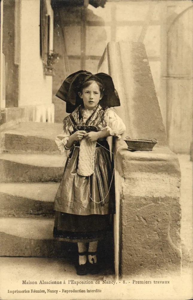 Mädchen im elsässischen Kostüm — Ausstellung in Nancy — Maison Alsacienne, Imprimeries Réunies, n°8 - Vorderseite