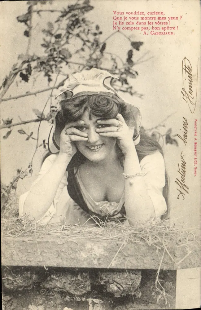 Mulher sorridente escondendo os olhos — A. Gaboriaud — Phototype A. Berret & Cie, Nancy - Frente