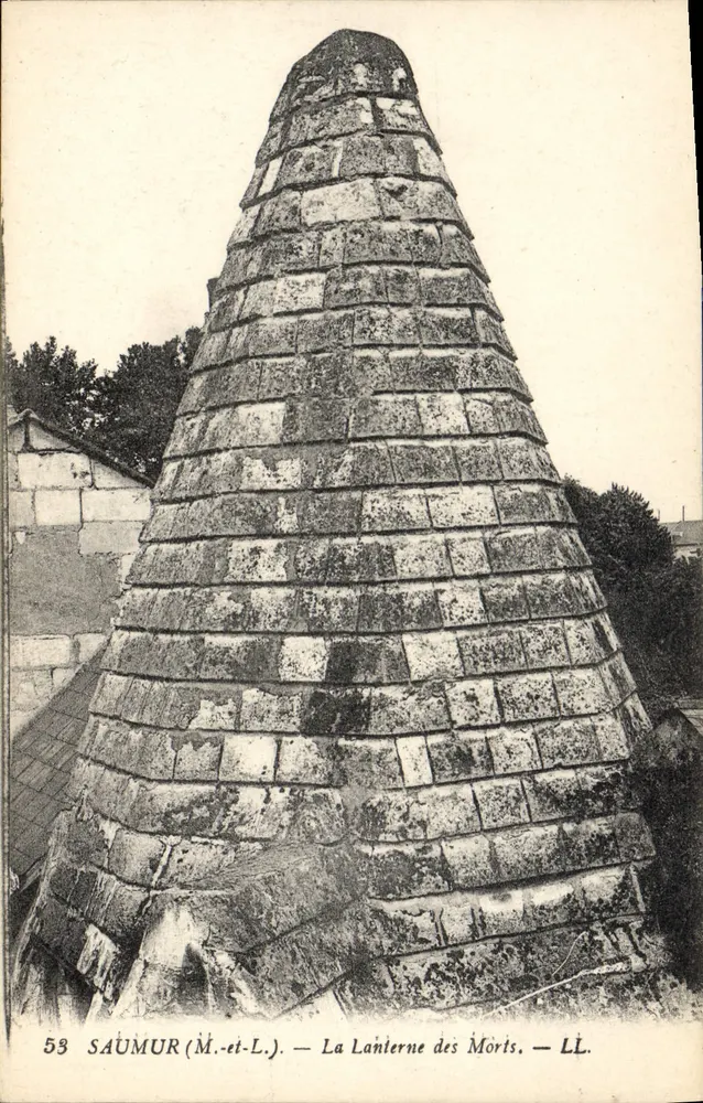 Saumur (M.-et-L.) — De Lantaarn van de Dood — LL. - Voorkant