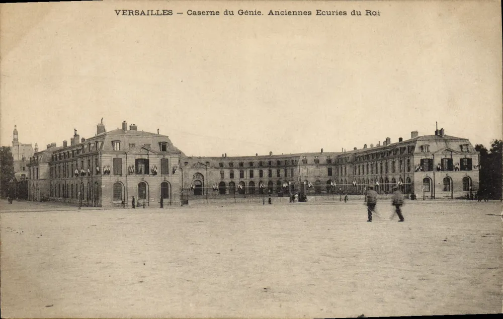 Versailles — Kasernen des Ingenieurkorps. Ehemalige Pferdestallungen des Königs - Vorderseite