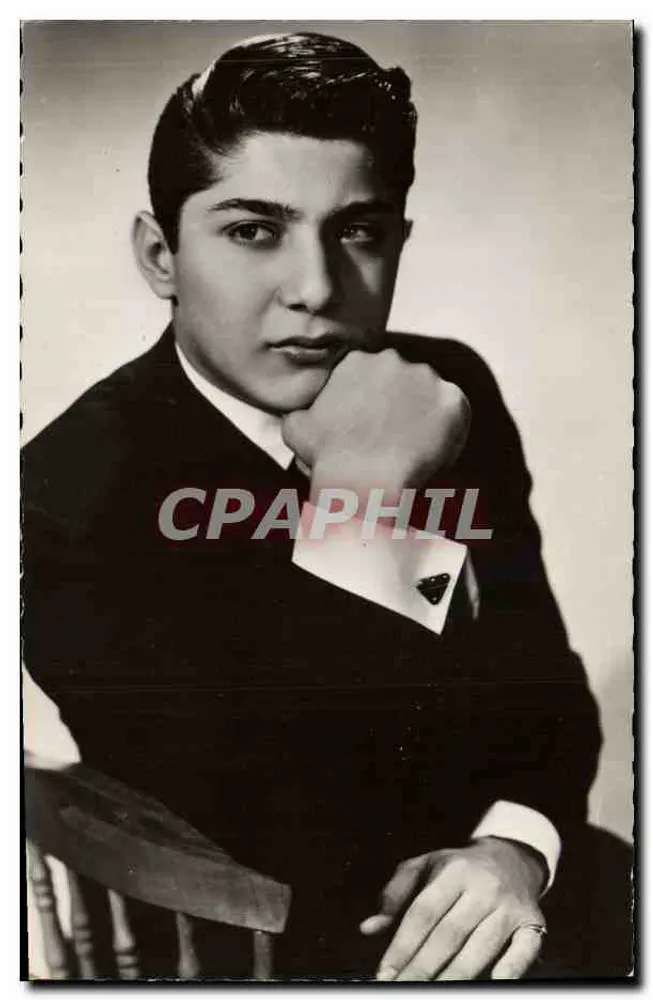 Jovem homem em traje — estúdio de retratos — Paul Anka, Paris - Frente