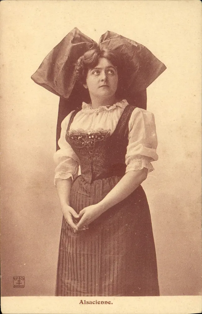 Alsaciana — mulher em traje tradicional com grande chapéu — editor RAYKOC, Nancy, número de série não visível - Frente