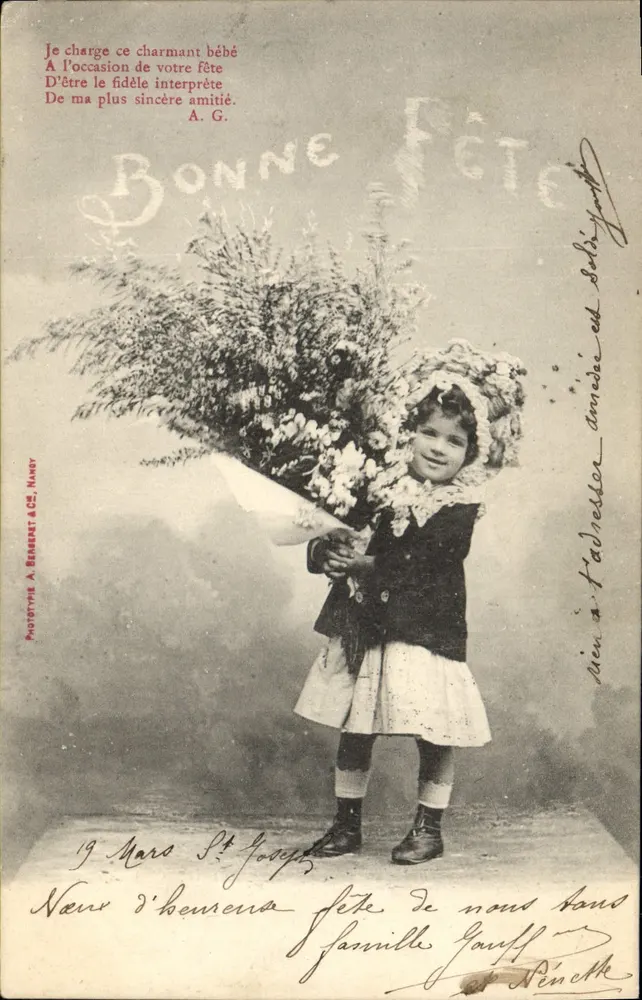 Menina segurando um grande buquê — Phototype A. BEMENT & Cie, Nancy — número de série não visível - Frente