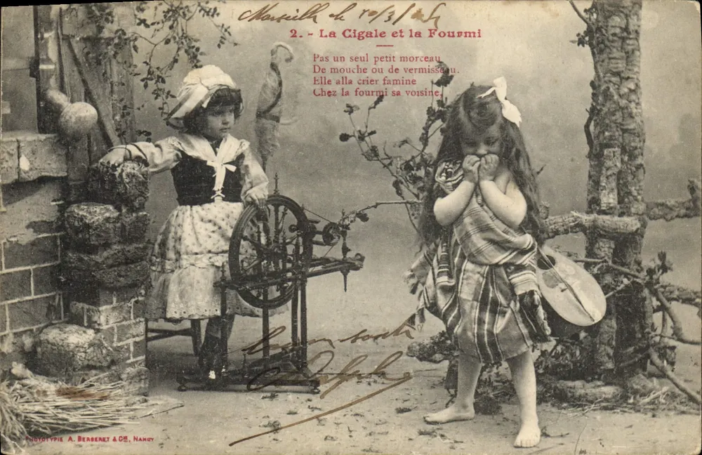 Zwei Kinder spielen mit einer Spinnmaschine — Die Grashüpferin und die Ameise — Phototypie A. Berberat & Cie, NANCY - Vorderseite