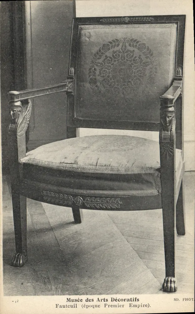Cadeira — época do Primeiro Império — Museu dos Artes Decorativas - Frente