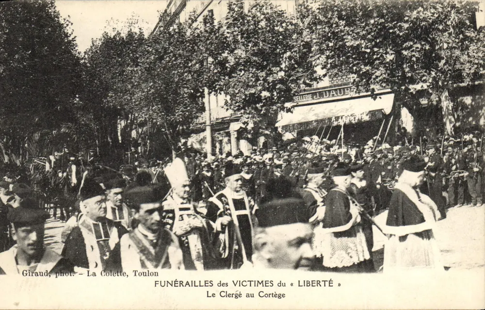 Trauerfeier für die Opfer des « Liberté » — Der Klerus im Trauerzug — Giraud, phot. — La Colette, Toulon - Vorderseite