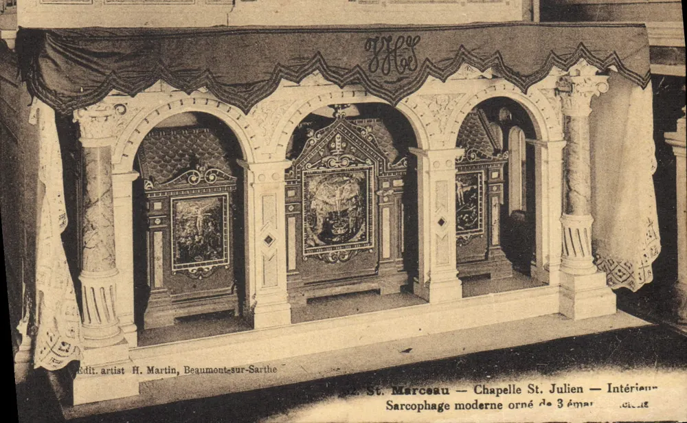 St. Marceau — Kapelle St. Julien — Innenraum — Moderne Sarg mit 3 Emailleornamenten - Vorderseite