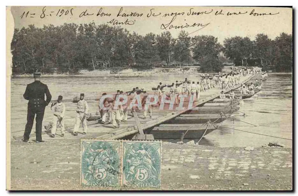 Soldados atravessando uma ponte flutuante — 11-8-1908 — editor não identificado - Frente