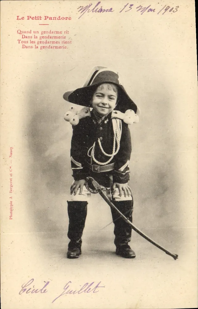 Das kleine Pandora — Kind in Uniform eines Gendarmen — Phototypie A. Bergeret et Cie, Nauzy - Vorderseite