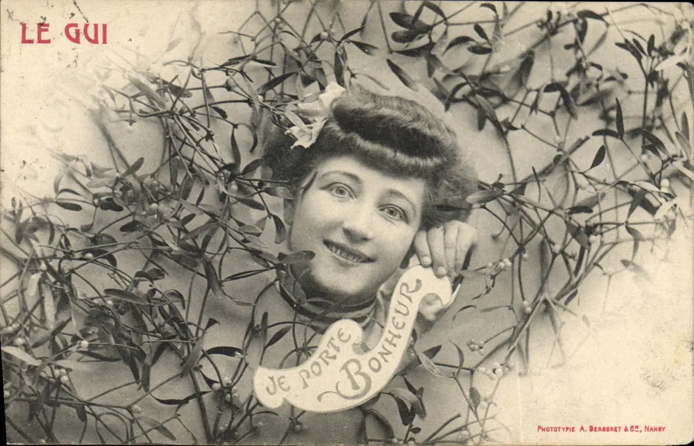 Lächelnde Frau unter Efeu — Phototypie A. Bergeret & Cie, Nancy - Vorderseite
