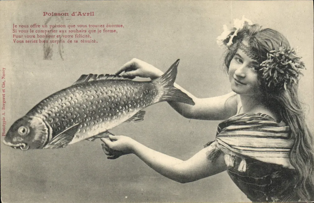 April-Fisch — junge Frau, die einen Fisch anbietet — Fototypie A. Bergeret et Cie, Nancy - Vorderseite