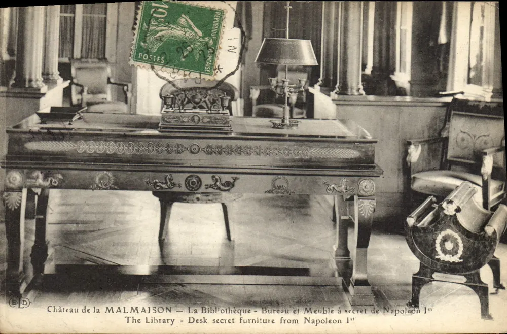 Schloss MALMAISON — Die Bibliothek — Ornamentaler Schreibtisch und Geheimschrank von Napoleon I. - Vorderseite