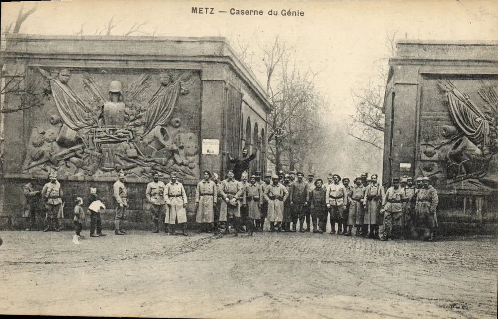 Metz — Kasernen des Ingenieurkorps — Soldaten und Kinder vor den geschnitzten Fassaden - Vorderseite
