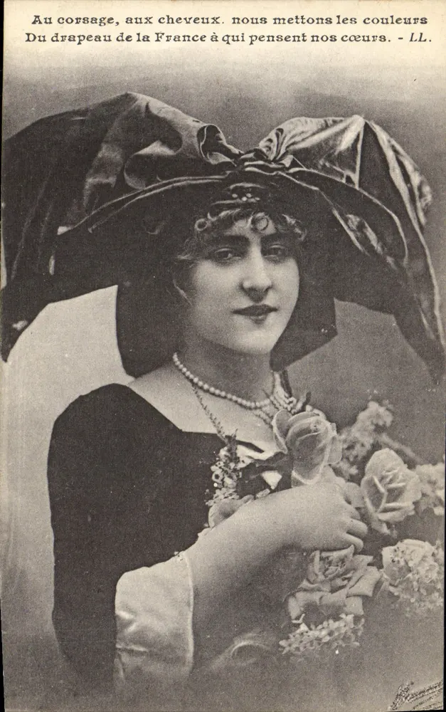 Mulher com chapéu decorado com fitas — poema patriótico — LL. - Frente