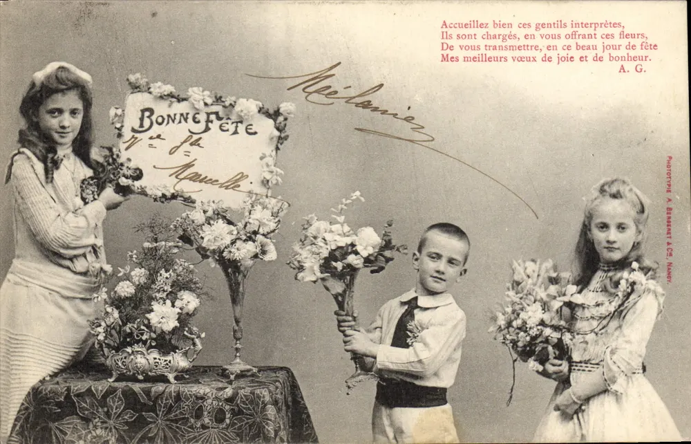 Kinder, die Blumen schenken — Frohe Feier — Fotograf A. BERNARET & Cie, Marseillan - Vorderseite