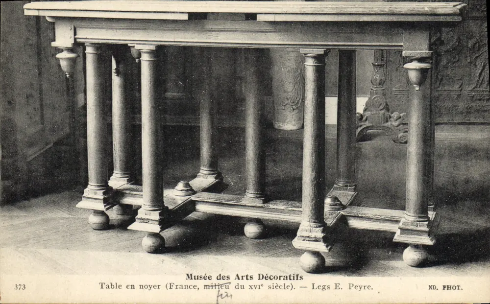 Eiche-Tisch — Musée des Arts Décoratifs — Geschenk von E. Peyre - Vorderseite