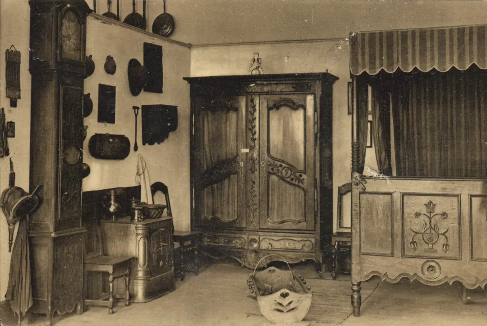 Salle de l'Art populaire lorrain — Versuch einer Rekonstruktion eines Zimmers mit seinem Säulenbett, seiner 'taque' und einem Schrank aus Chamagne (Vosges) — Musée Historique Lorrain, Nancy - Vorderseite