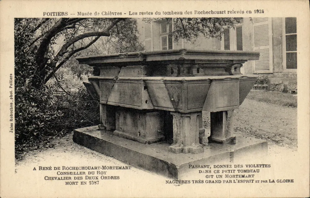 Poitiers — Musée de Châvres — Die Überreste des Grabes der Rochechouart, entdeckt 1924 - Vorderseite