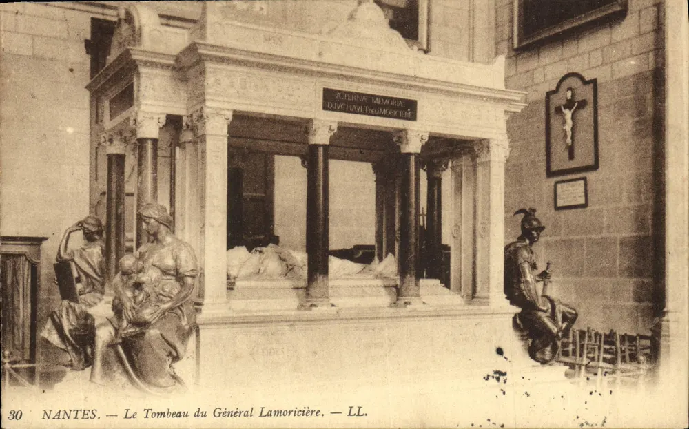 NANTES — O Túmulo do Geral Lamoricière — LL. n°30 - Frente