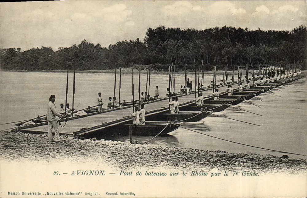 Avignon — Schiffsbrücke über den Rhône durch das 7. Génie — Maison Universelle, Nouvelles Galeries, Avignon - Vorderseite