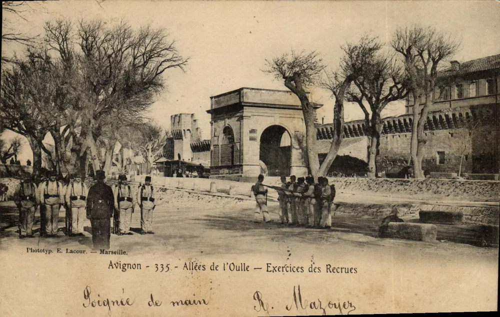 Avignon - Allées de l'Oulle — Übungen der Rekruten — Phototyp. E. Lacour — Marseille — Nr. 335 - Vorderseite