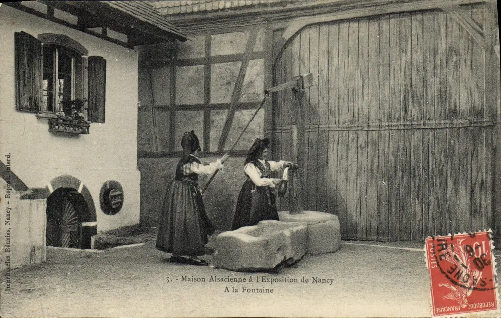 Alsatische Haus am Nancy-Kunstausstellung — Am Brunnen — Druckerei Rituiles, Nancy — Wiedergegeben - Vorderseite