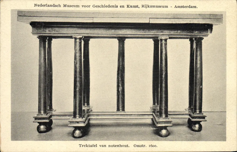 Mesa com gavetas de noz — Rijksmuseum — Amsterdam - Frente