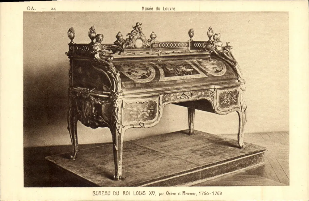 Schreibtisch des Königs Louis XV — Louvre-Museum — von Oeben und Riesener, 1760-1769 - Vorderseite