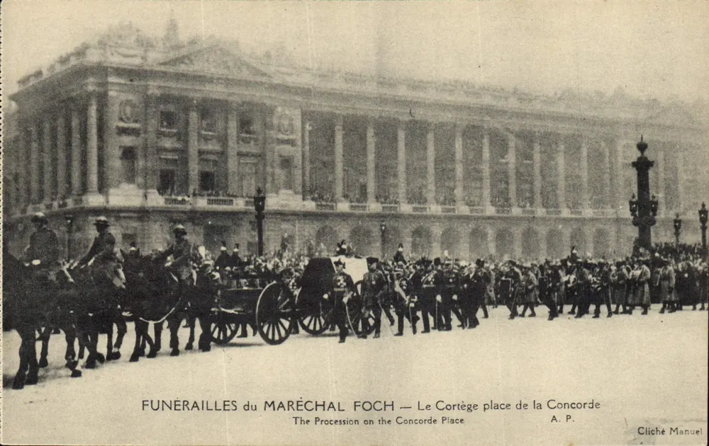 Trauerfeier des Marschalls Foch — Der Trauerzug auf der Place de la Concorde — Cliché Manuel - Vorderseite