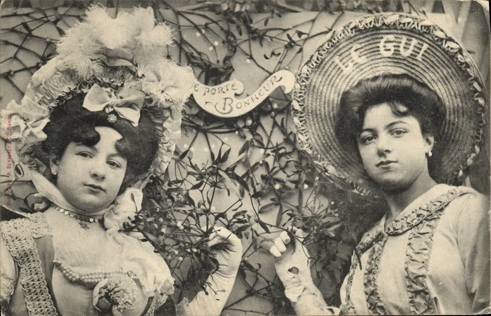 Duas jovens mulheres em traje de Natal — 'O visco traz sorte' — Fotógrafo A. Bernaret, Nancy - Frente