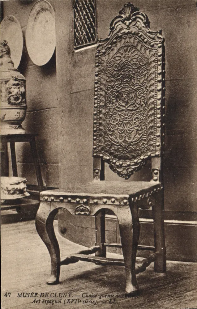 Museu de Cluny — Cadeira forrada de couro (século XVII) — Arte espanhola — Editor Lévy Fils, n° 47 - Frente
