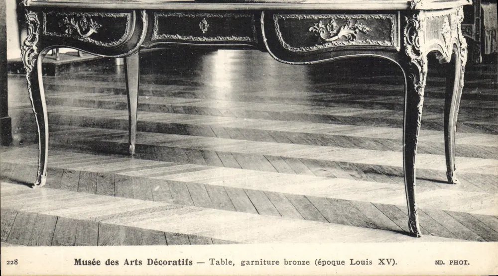 Musée des Arts Décoratifs — Tisch, Bronze-Verzierung (Epoche Louis XV) - Vorderseite
