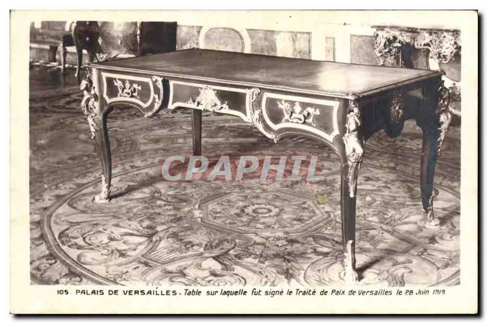 Palácio de Versalhes — Mesa sobre a qual foi assinado o Tratado de Paz de Versalhes em 28 de Junho de 1919 — n°105 - Frente