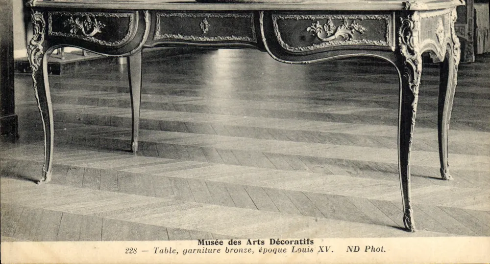 Mesa, decoração em bronze, época Louis XV — Museu dos Artes Decorativas — ND Fot. n° 228 - Frente