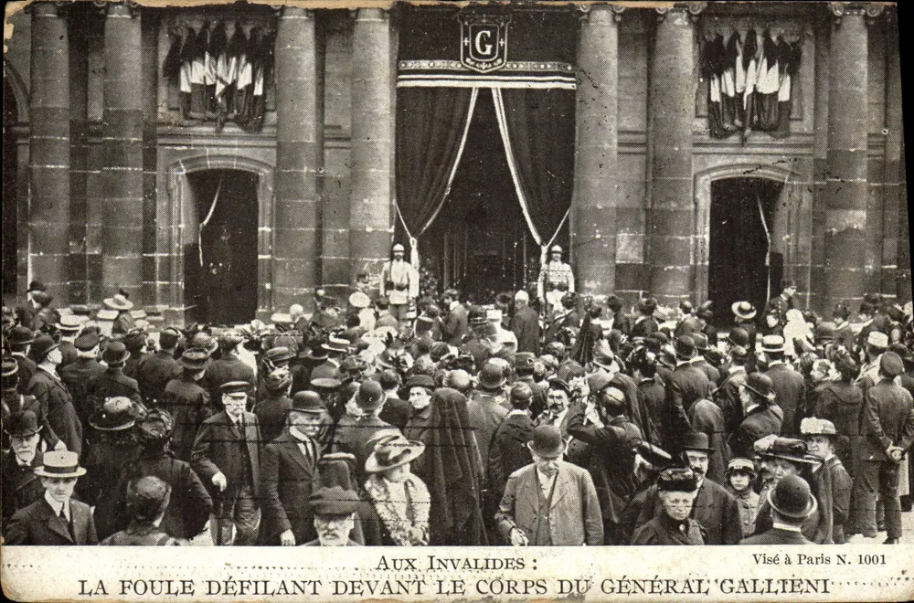 Bei den Invaliden: Die Menge marschiert vor dem Sarg des Generals Gallieni — Visé in Paris N. 1001 - Vorderseite