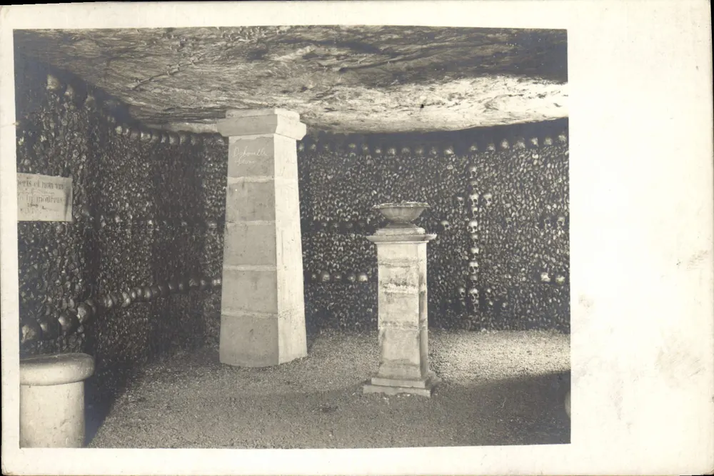 Crypte des os — Paris — éditeur Dykmanville, n° 11 - Recto