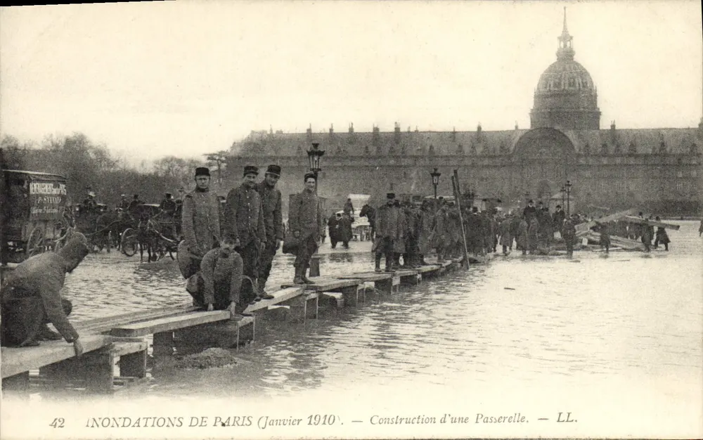 Halbmoderne Ansichtskarte Paris-Überschwemmung — Januar 1910 — Bau einer Brücke — LL. - Vorderseite