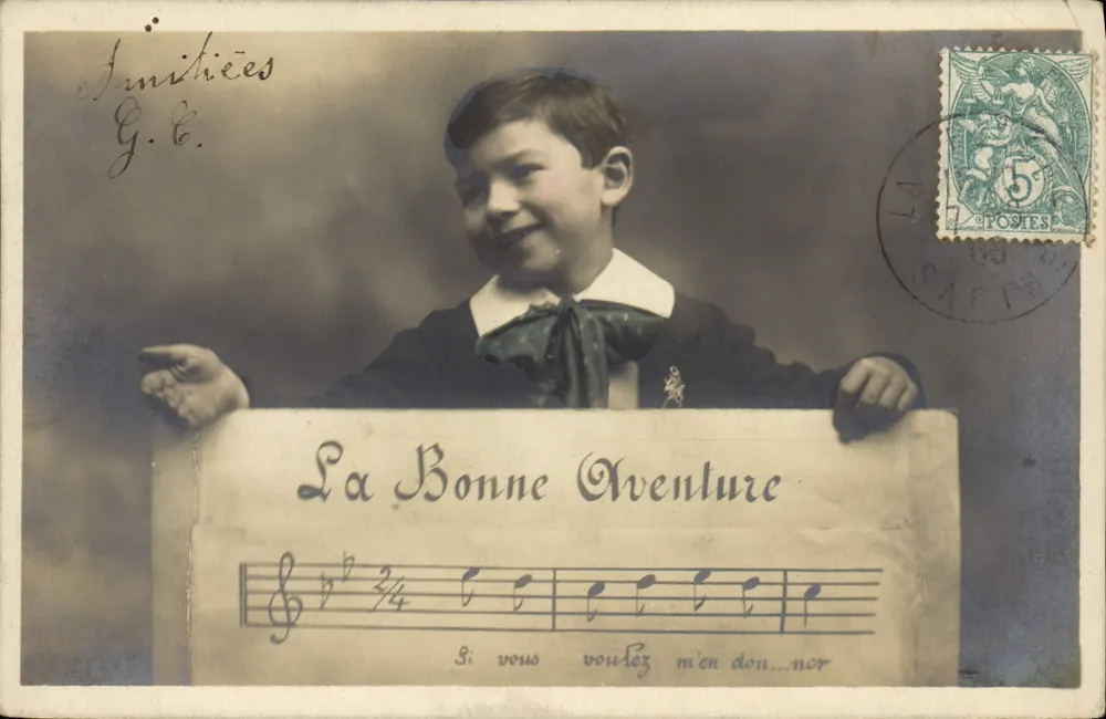 Enfant souriant — tenant une pancarte avec musique et texte — éditeur Grégoire, série N° 734 - Awers