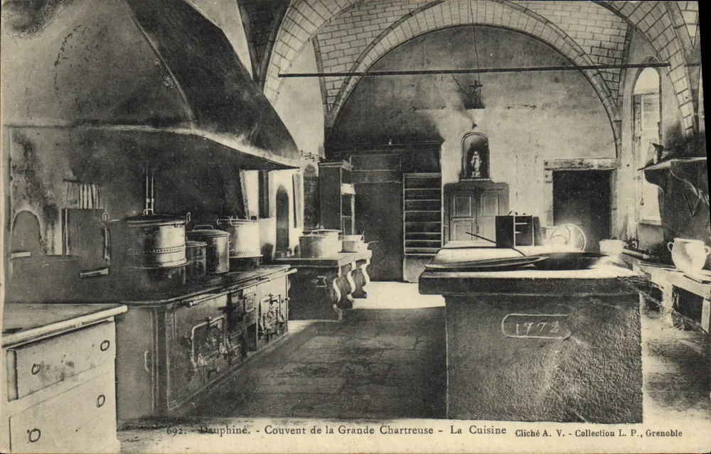 A Cozinha — Convento da Grande Chartreuse — Dauphiné — Cliché A.V. — Coleção L.P., Grenoble - Frente