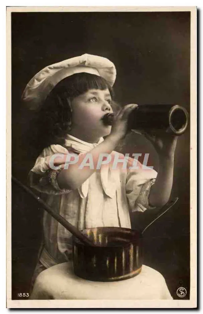 Menina pequena em traje de cozinheira — brincando com uma frigideira e um tubo — editor S, n° 1853 - Frente