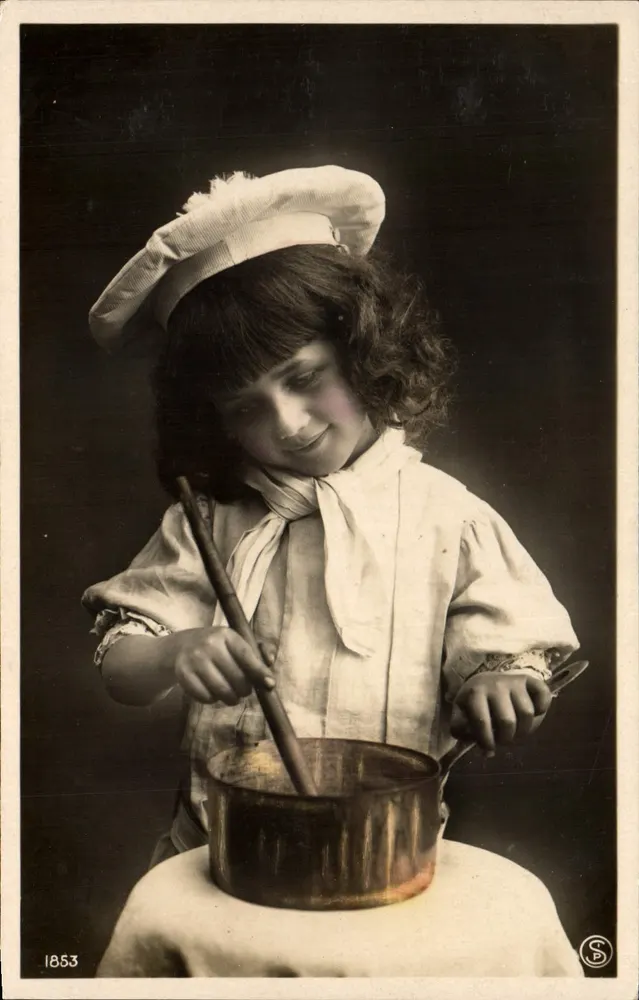 Menina pequena em traje de cozinheira — estúdio — S.P. (Société Parisienne) n° 1853 - Frente