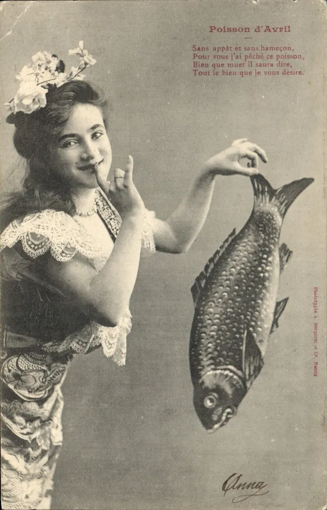 Junge Frau mit Fisch — Faschingsfisch — Fotografie A. Bonguère et Cie, Nancy - Vorderseite