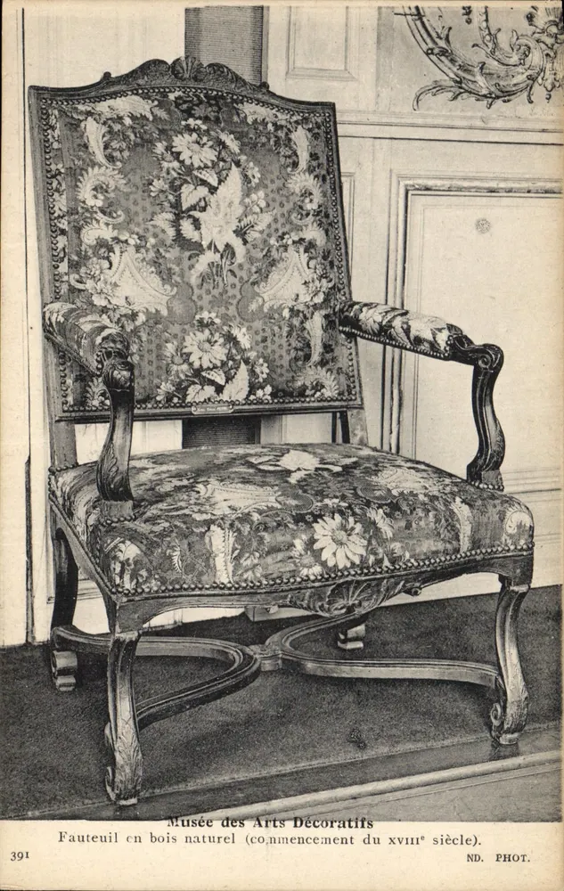 Holzstuhl aus Naturholz — Anfang des 18. Jahrhunderts — Musée des Arts Décoratifs, n° 391 - Vorderseite