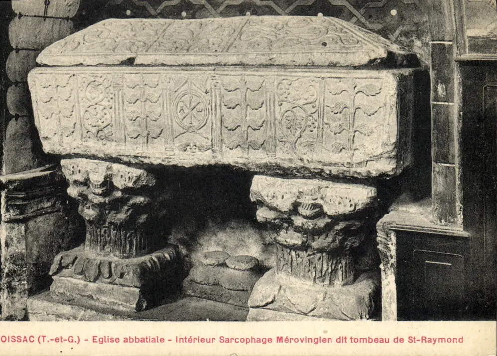 Oissac (Tarn-et-Garonne) - Abteikirche - Innenansicht eines merowingischen Sargfasses, genannt Grabmal des Heiligen Raymond - Vorderseite