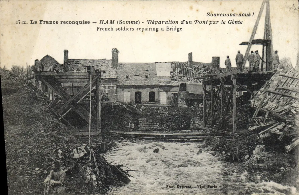 HAM (Somme) — Reparatur einer Brücke durch das Ingenieurkorps — Phot-Express, Visé Paris - Vorderseite
