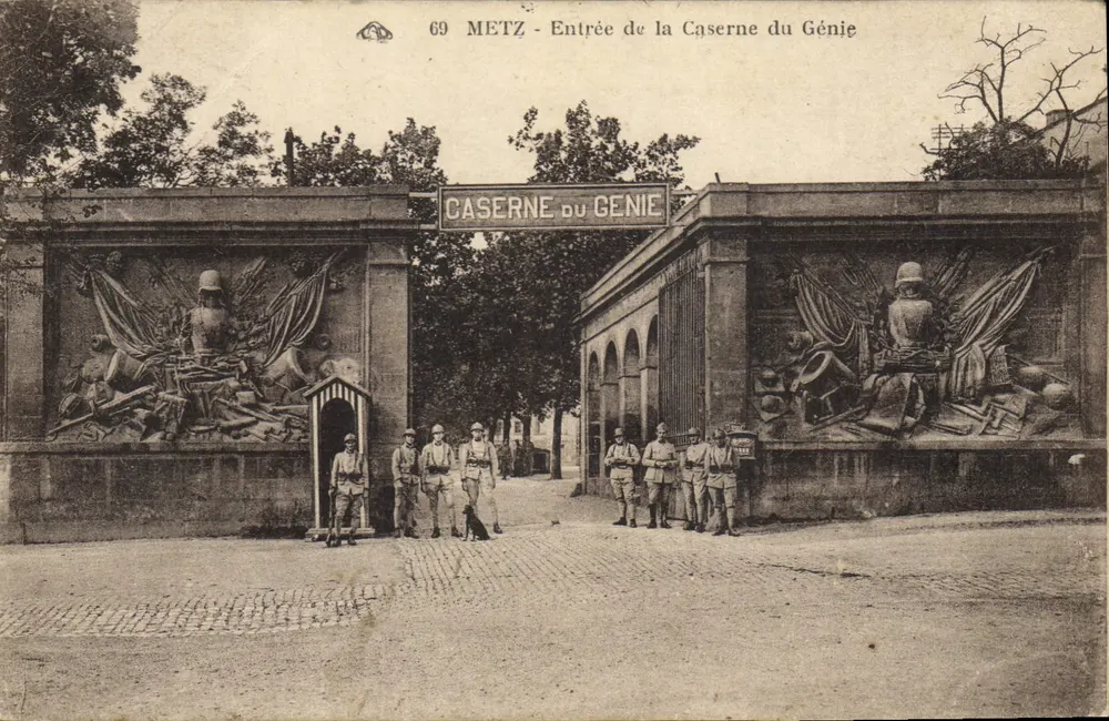 Metz — Eingang der Ingenieur-Kaserne — Verlag: A. Auberson de l'Art Photographique, Straßburg - Vorderseite