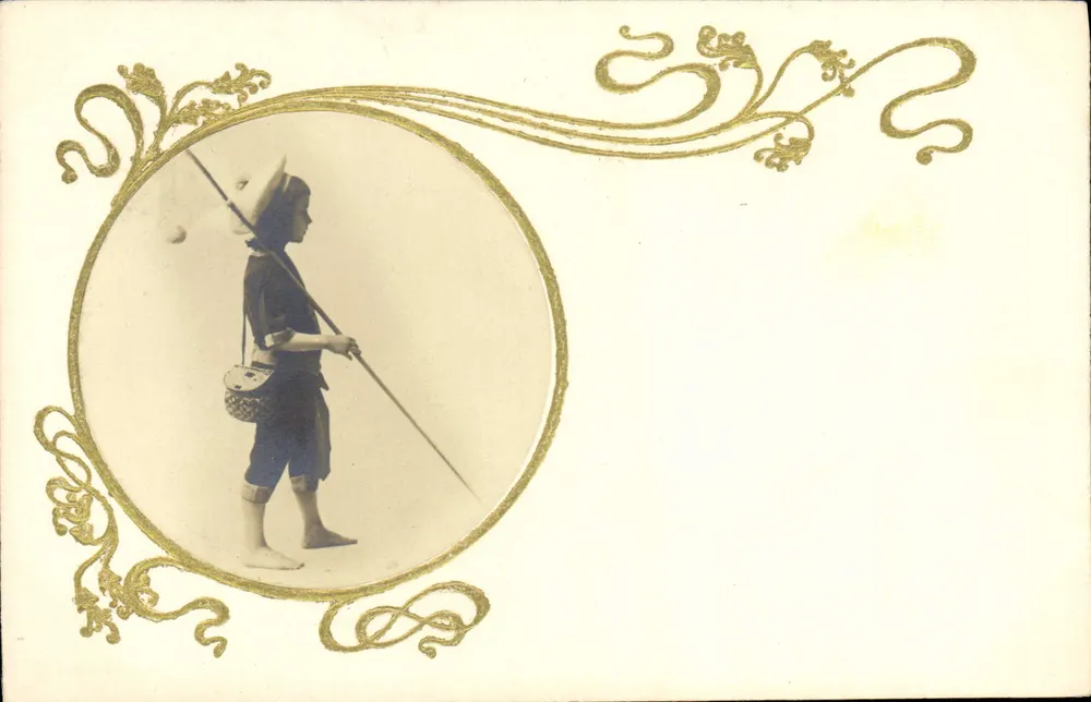 Mulher em traje tradicional — com lança e cesta — Carte Postale n°6320 - Frente